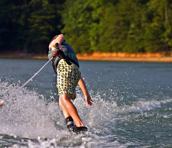 Jonge jongen truc skiën — Stockfoto