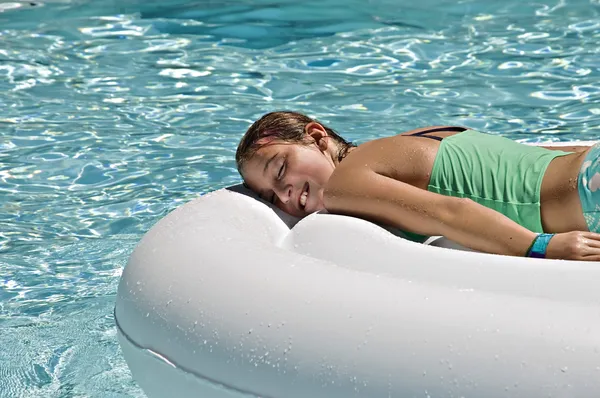 Hermosa joven Relajarse en una piscina —  Fotos de Stock