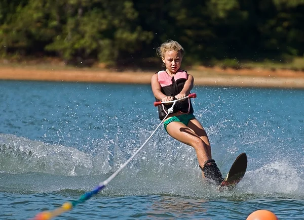 Jong meisje slalom skiën — Stockfoto