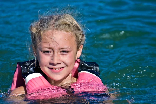 在水中的小女孩 — 图库照片