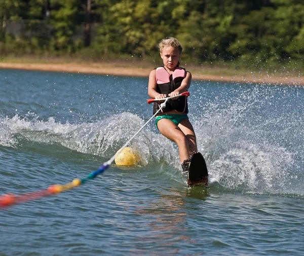 若い女の子の水上スキー — ストック写真