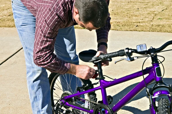 Uomo fissaggio bicicletta bambino — Foto Stock