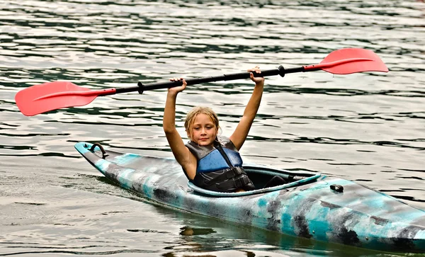 Chica joven en kayak — Foto de Stock
