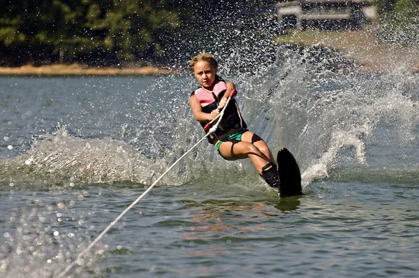 Jong meisje waterskiën — Stockfoto