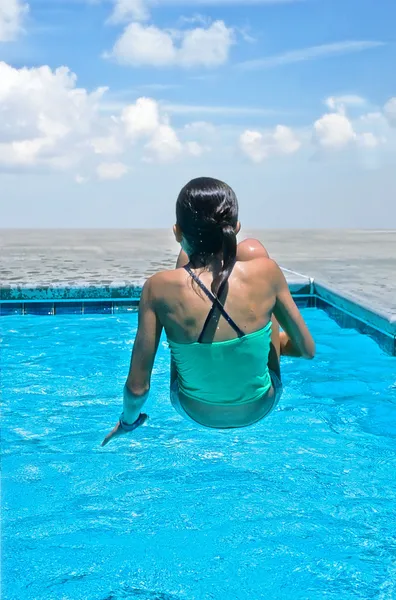 Chica suspendida sobre el agua —  Fotos de Stock