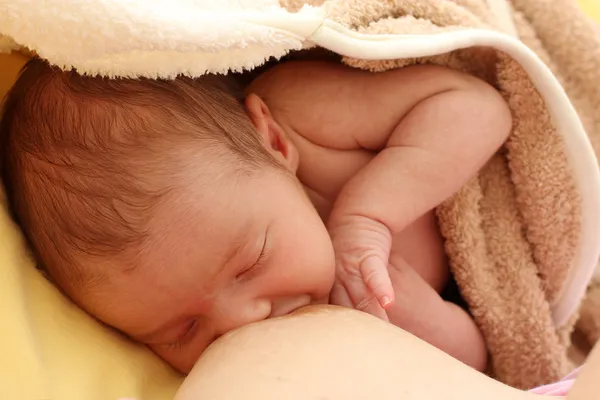 母乳育児 — ストック写真