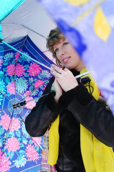 Девушка в весенней одежде с зонтиками, Москва — стоковое фото