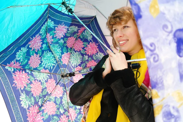 Das Mädchen in Frühlingskleidung mit Regenschirmen, Moskau — Stockfoto