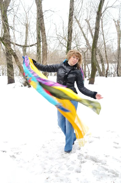 हिवाळ्यात बहु रंगीबेरंगी स्कार्फ असलेली मुलगी, मॉस्को — स्टॉक फोटो, इमेज