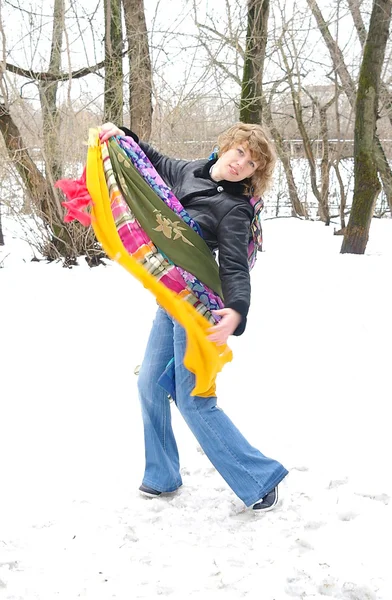 La chica con bufandas multicolores en el invierno, Moscú — Foto de Stock