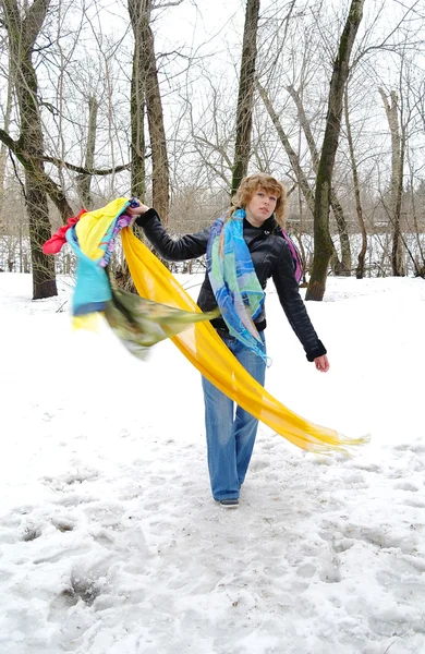 La chica con bufandas multicolores en el invierno, Moscú — Foto de Stock