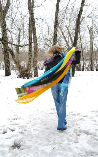 हिवाळ्यात बहु रंगीबेरंगी स्कार्फ असलेली मुलगी, मॉस्को — स्टॉक फोटो, इमेज