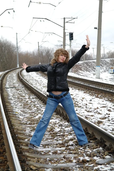 冬では、モスクワのレールの上の少女 — ストック写真