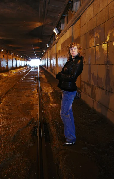 Девушка в сияющем тоннеле, Москва — стоковое фото