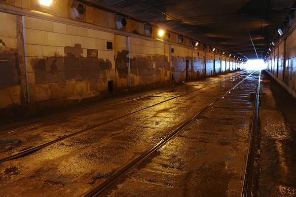 Trilhos de eléctrico no túnel brilhante — Fotografia de Stock