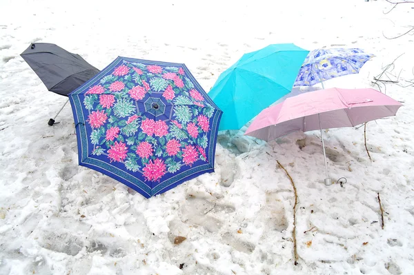 Guarda-chuvas multicoloridos na neve — Fotografia de Stock