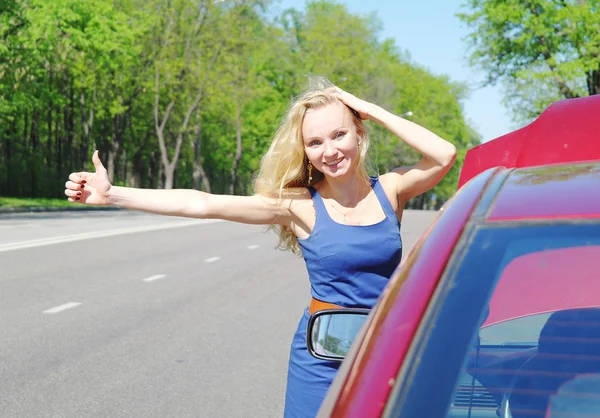 La fille la blonde vote pour la voiture rouge en été, Moscou — Photo
