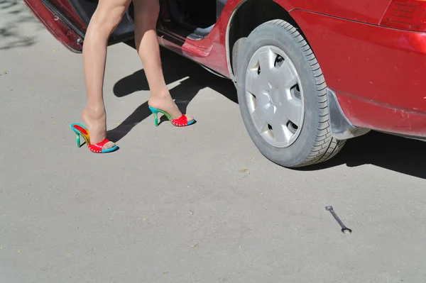 Pieds de la fille debout sur la voiture rouge en été, Moscou — Photo