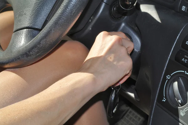 Den kvindelige hånd trykker på knapper i salonen af bilen om sommeren - Stock-foto