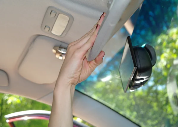 La main féminine appuie sur les boutons dans le salon de la voiture en été — Photo