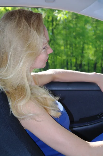La chica la rubia al volante el coche en el verano —  Fotos de Stock