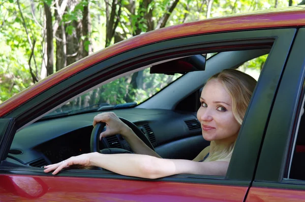 Девушка блондинка в красной машине летом, Москва — стоковое фото