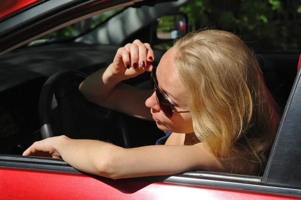 Dziewczyny blondynka w czerwony samochód latem, Moskwa — Zdjęcie stockowe
