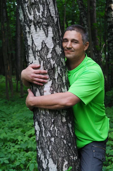 该男子拥抱桦木 — 图库照片