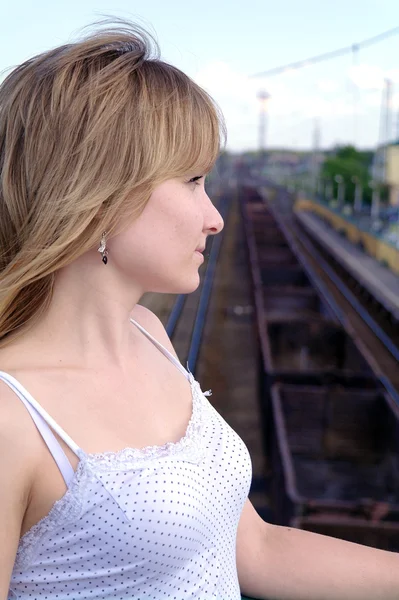 一个女孩在铁路的肖像 — 图库照片