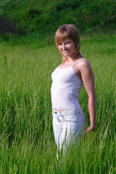 A menina na grama na natureza — Fotografia de Stock