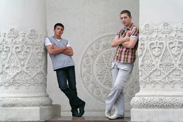 Dva mladí muži, obklopen bílými sloupy — Stock fotografie