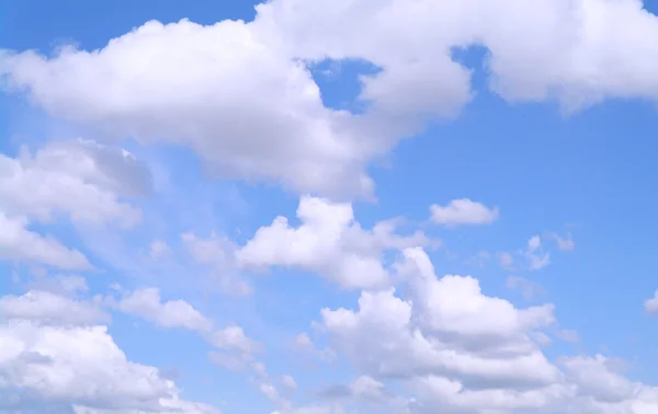 O céu nas nuvens em um dia ensolarado, Moscou — Fotografia de Stock