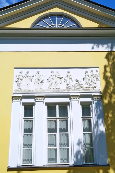 Sirpale vanhan kartanon taloja kesällä puistossa Kuzminki — kuvapankkivalokuva