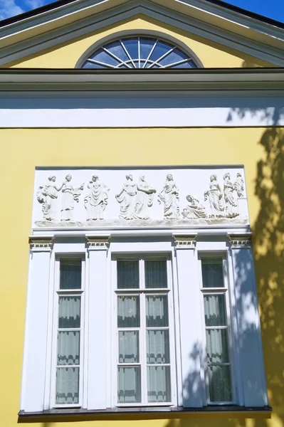 Een fragment van de oude landhuizen in de zomer in het park kuzminki — Stockfoto