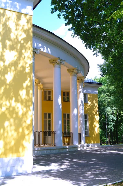 Een fragment van de oude landhuizen in de zomer in het park kuzminki — Stockfoto