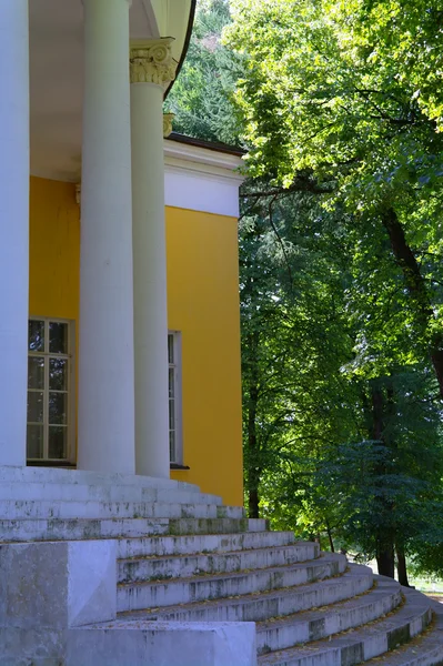 Un frammento delle vecchie case padronali in estate nel parco Kuzminki — Foto Stock