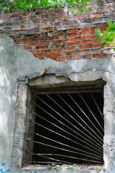 Вікно з брусками в старих покинутих будівлях — стокове фото