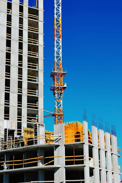Construção em construção com guindaste — Fotografia de Stock