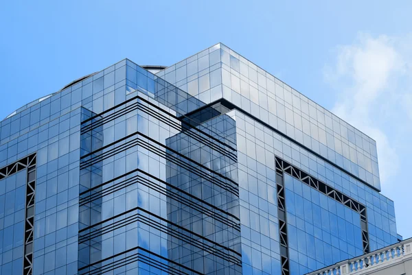 Bürogebäude und blauer Himmel — Stockfoto