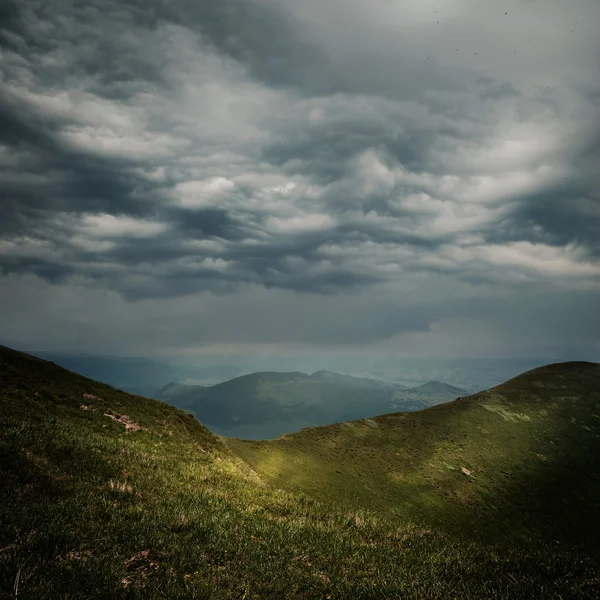 Nuages orageux sur les montagnes — Photo