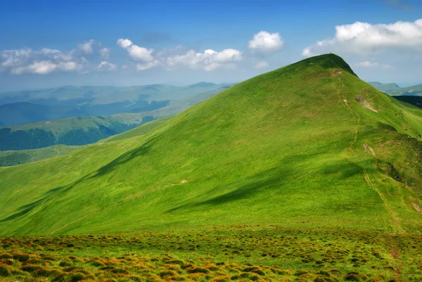 Zelený kopec a stíny na horských údolí — Stock fotografie