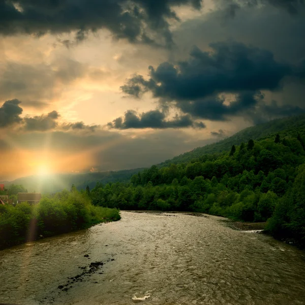 Восход солнца на горной реке — стоковое фото