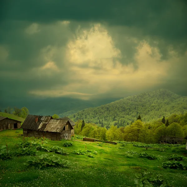 Tajemnica górski krajobraz. promień światła w ciemne chmury — Zdjęcie stockowe