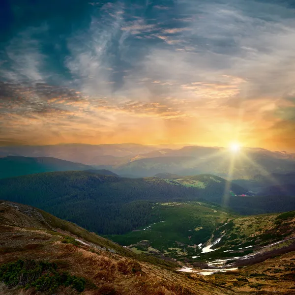 Majestueux coucher de soleil de montagne — Photo