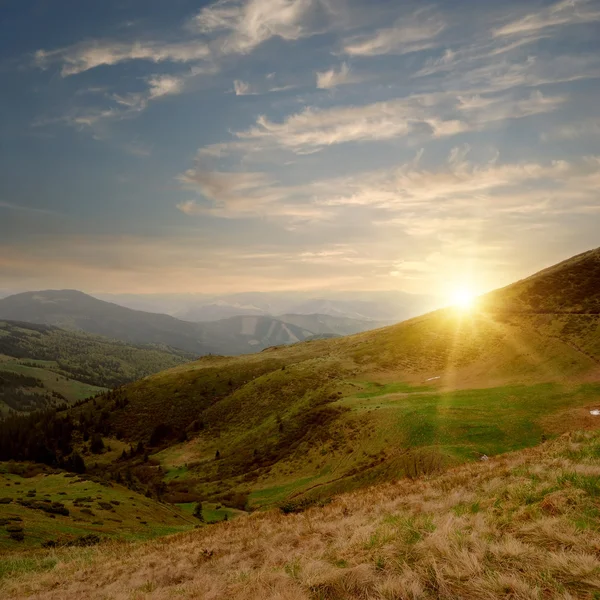 Гірська долина і захід сонця — стокове фото