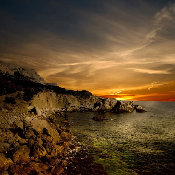 Donkere rock en zee kust — Stockfoto