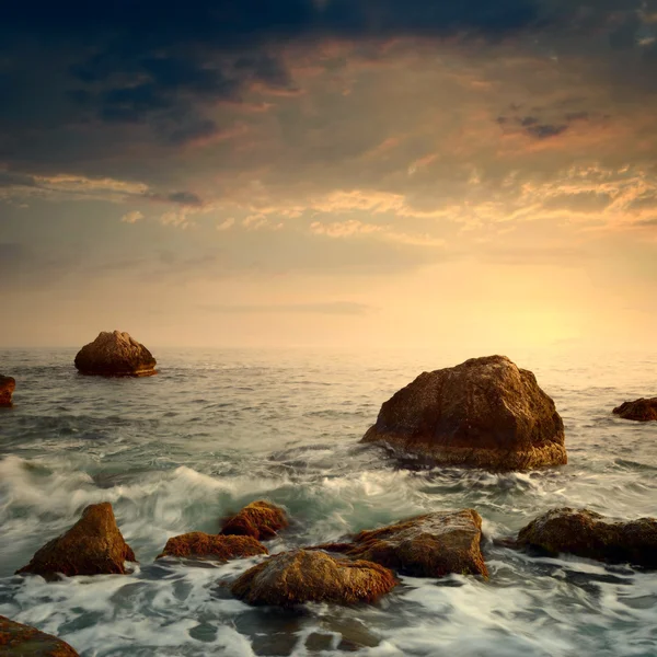 Восход солнца на скалистом берегу моря — стоковое фото