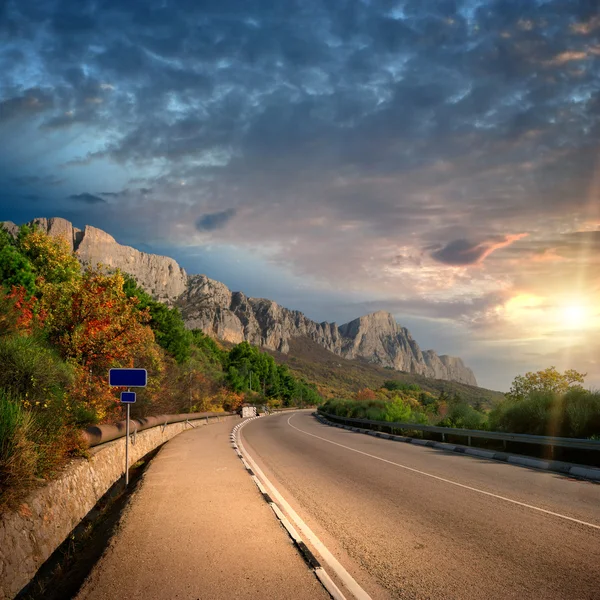 Гірський захід і дорога — стокове фото