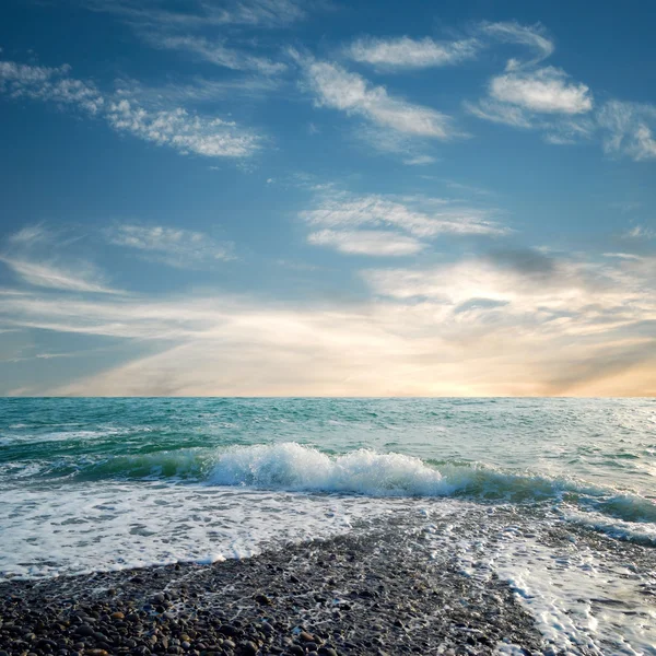 Пляж и бирюзовая морская вода — стоковое фото