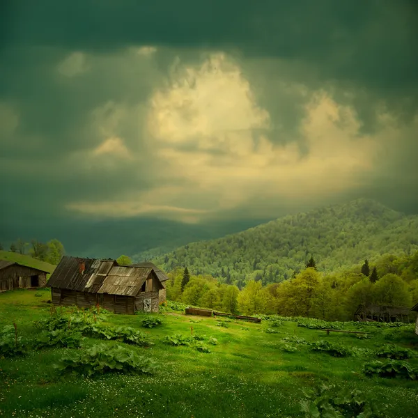 Mystère paysage de montagne. Rayon de lumière dans les nuages sombres Photo De Stock